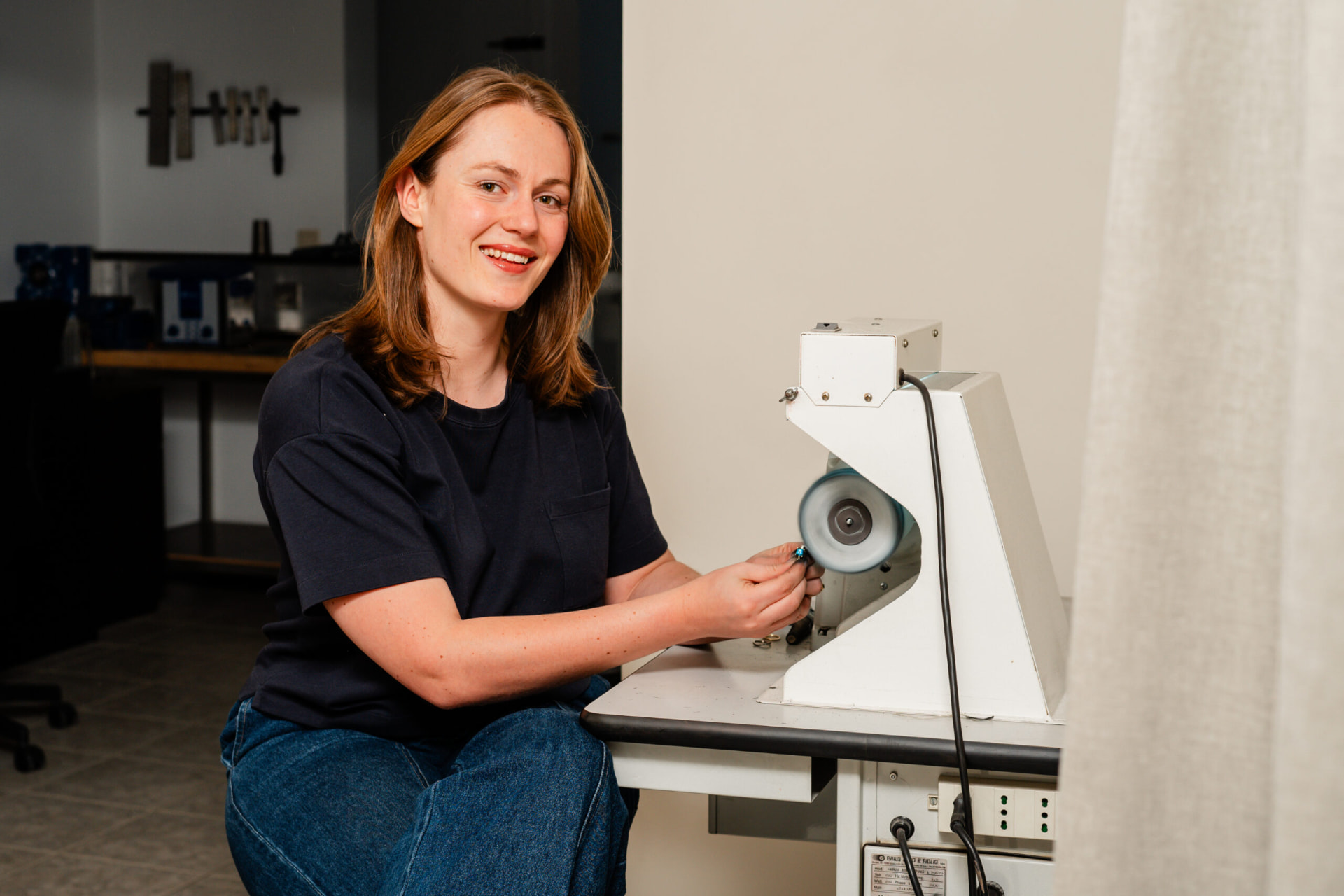 Marjolein werkt aan de polijstmachine in het goudsmid atelier