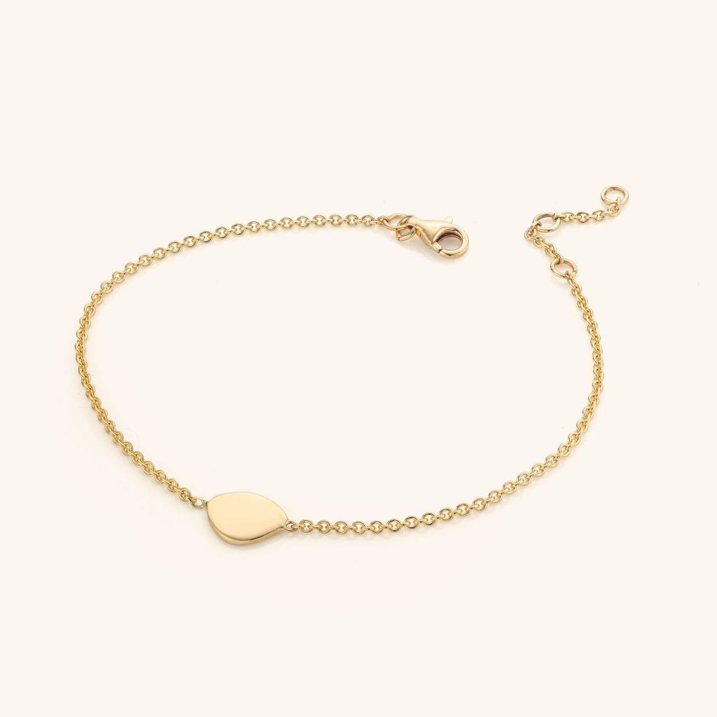 Gouden armband uit de Amber collectie van Ramoon met een embleempje in maat small dat je kan personaliseren met een unieke gravure.