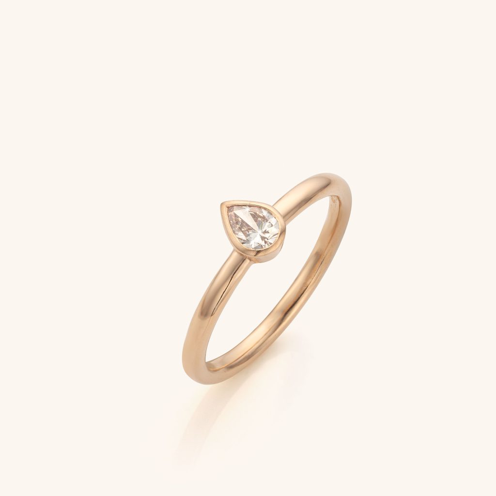 Verlovingsring met prachtige peervormige diamant uit de collectie Louise van Ramoon