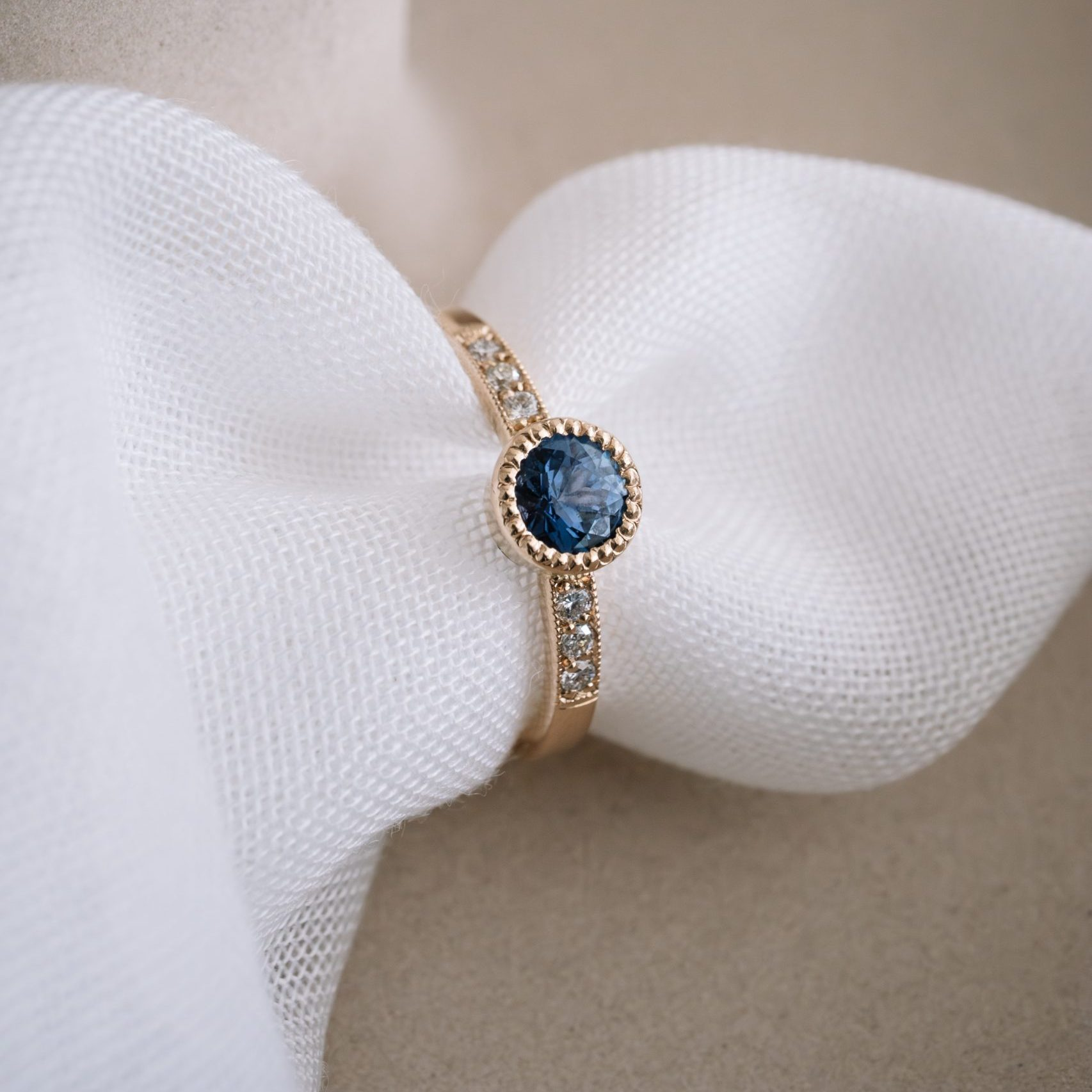 18kt gouden ring met saffier op wit tule