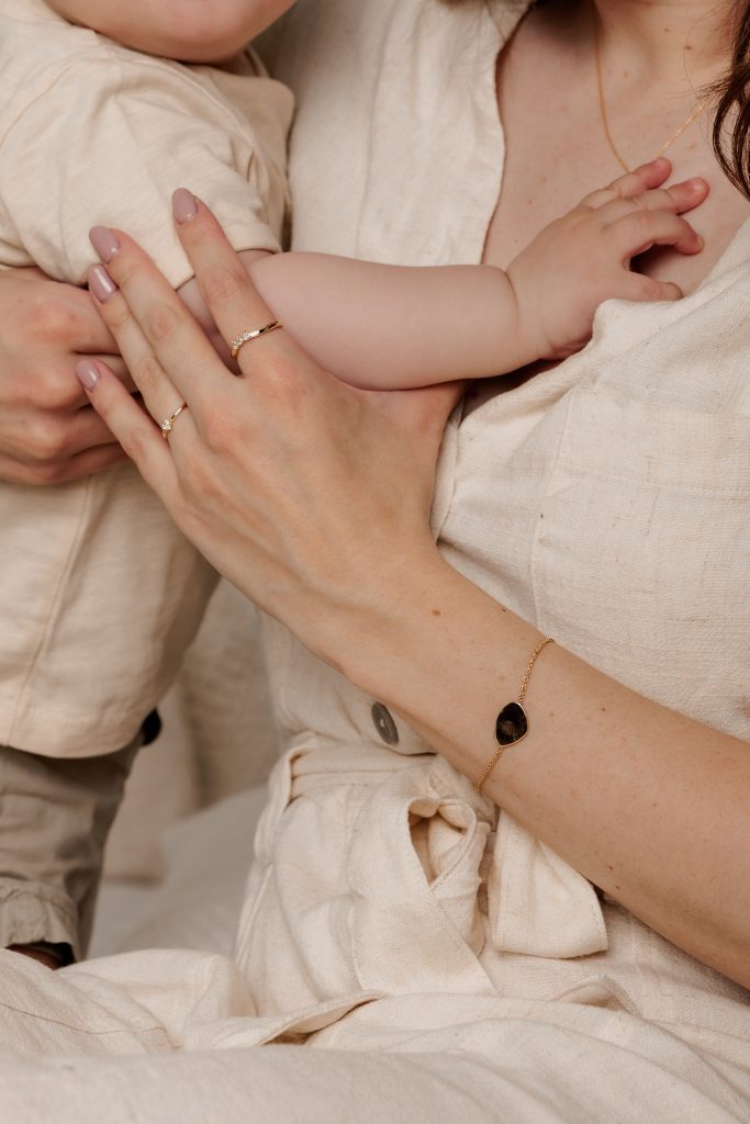 Deze unieke armband uit de Amber collectie van Ramoon kan je ook laten personaliseren met een unieke gravure.