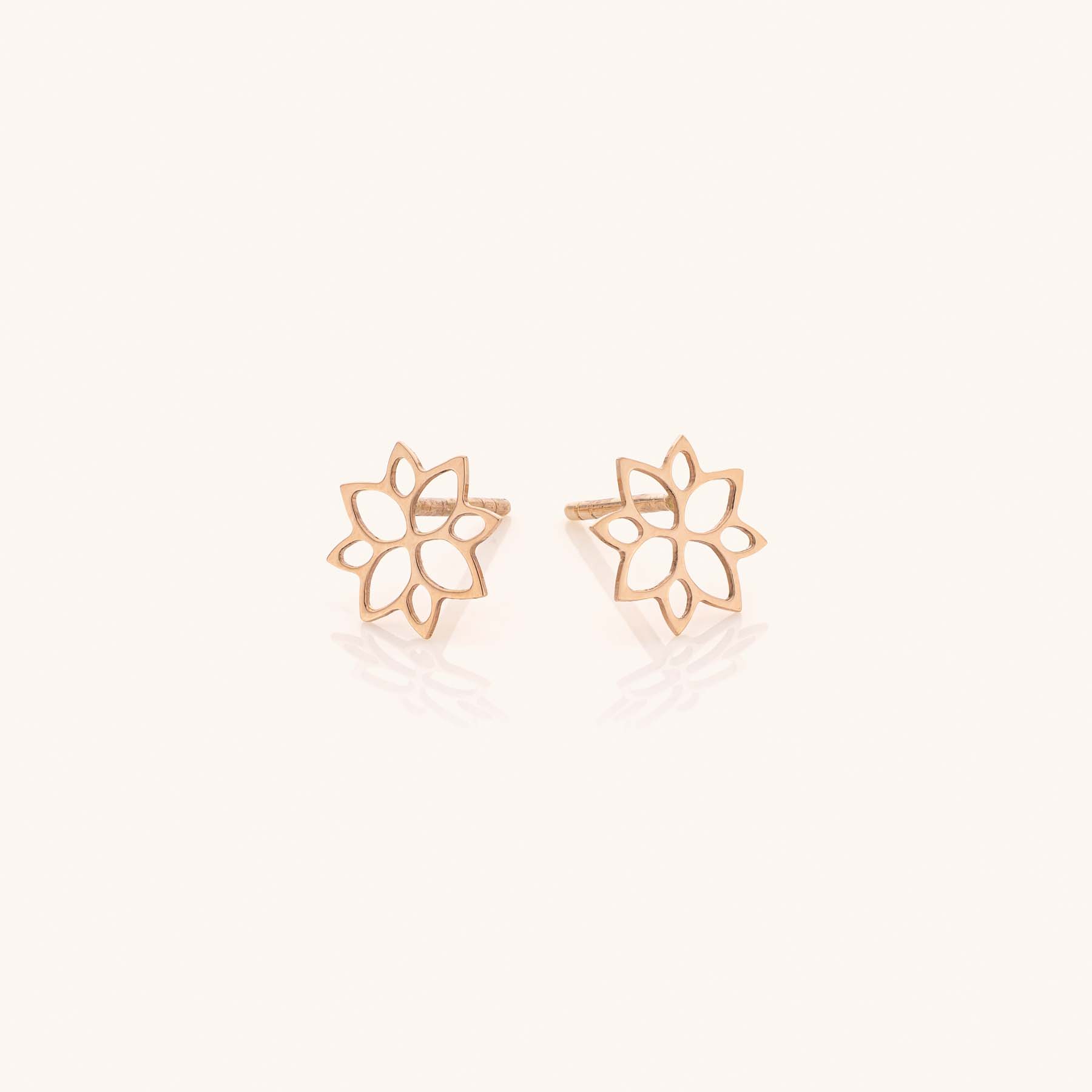 Lotus oorbellen medium 18kt