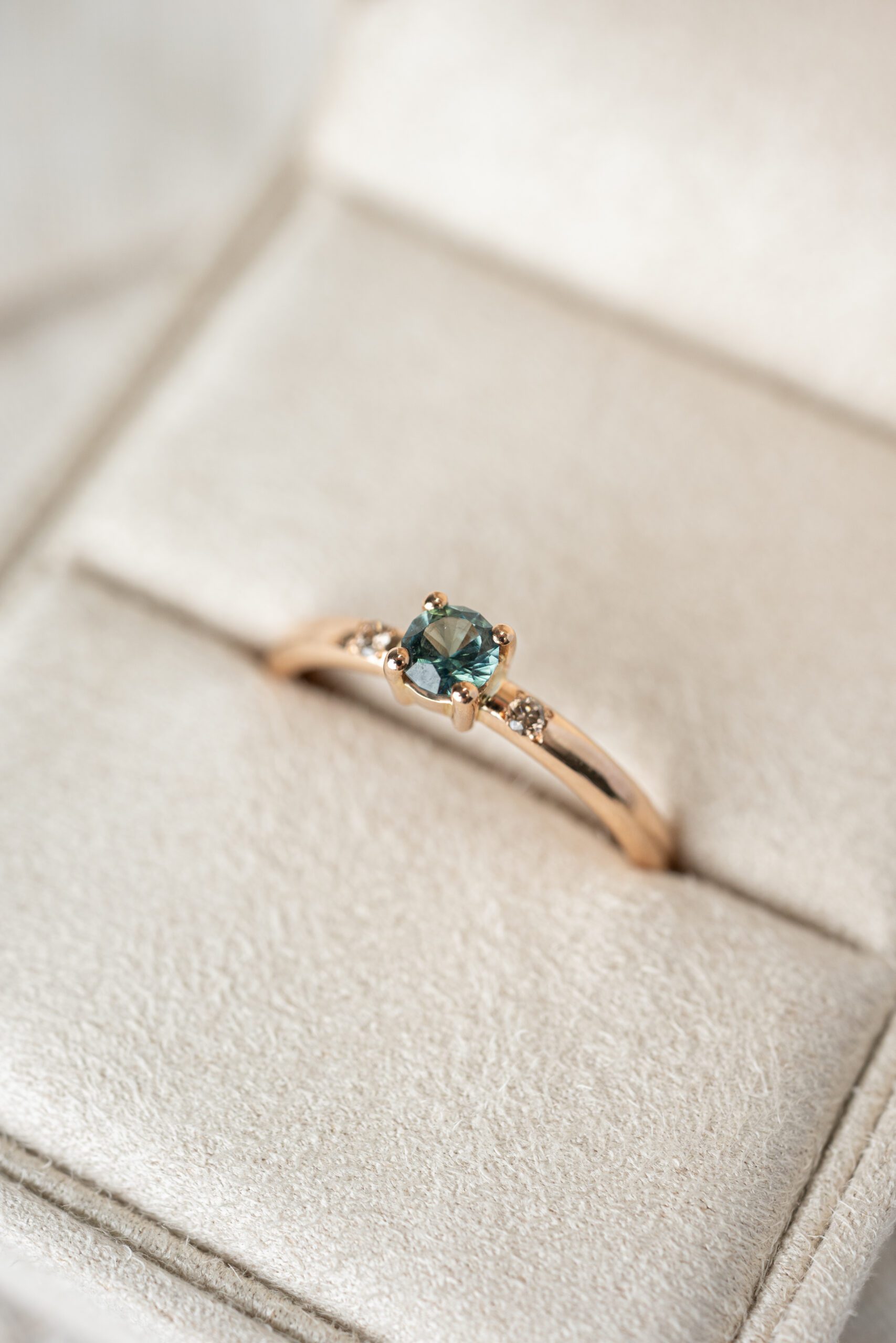 Handgemaakte ring met natuurlijke diamanten in een juwelendoosje