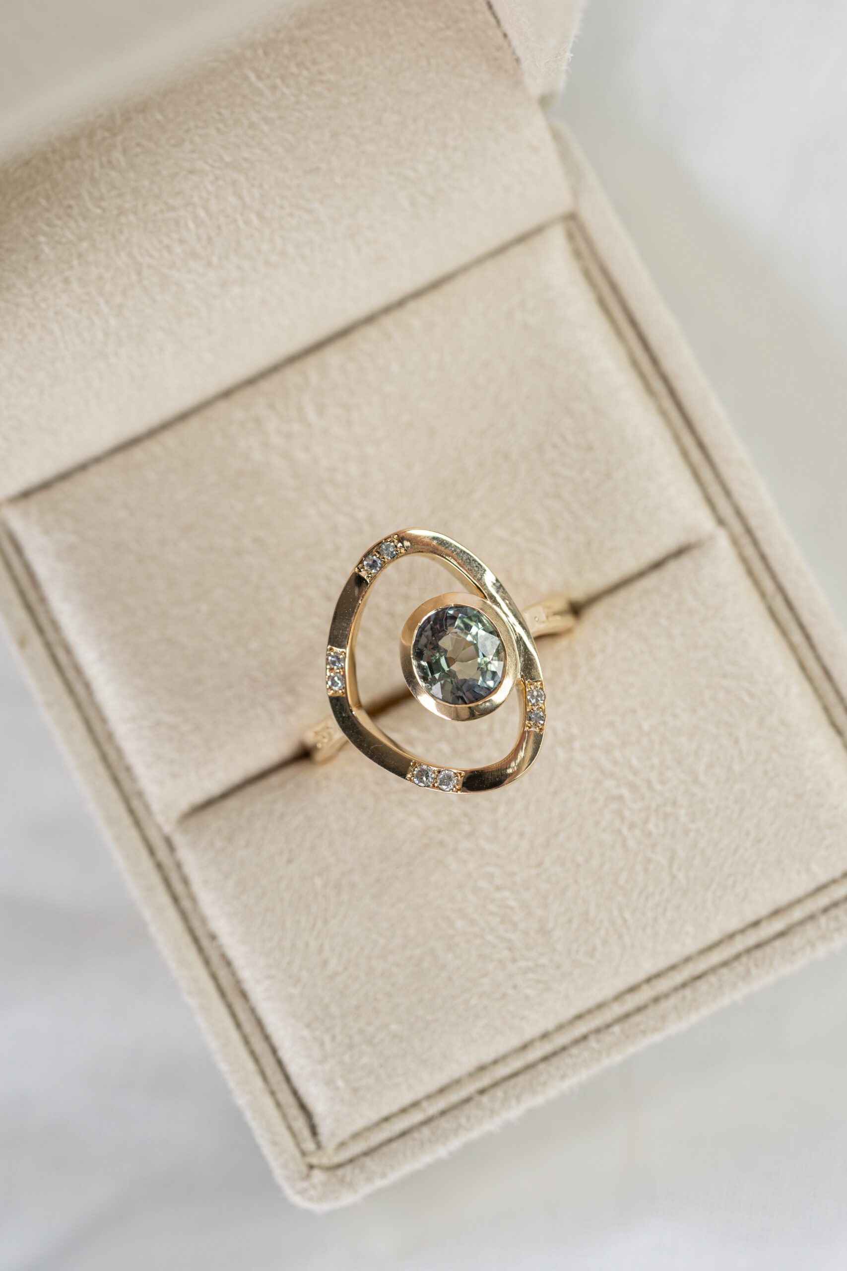 Een nieuwe ring met een diamant en saffier uit oude familiejuwelen