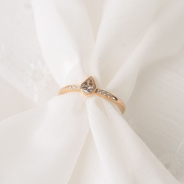 Olivia - Peer solitaire Champagne – 0,30 ct