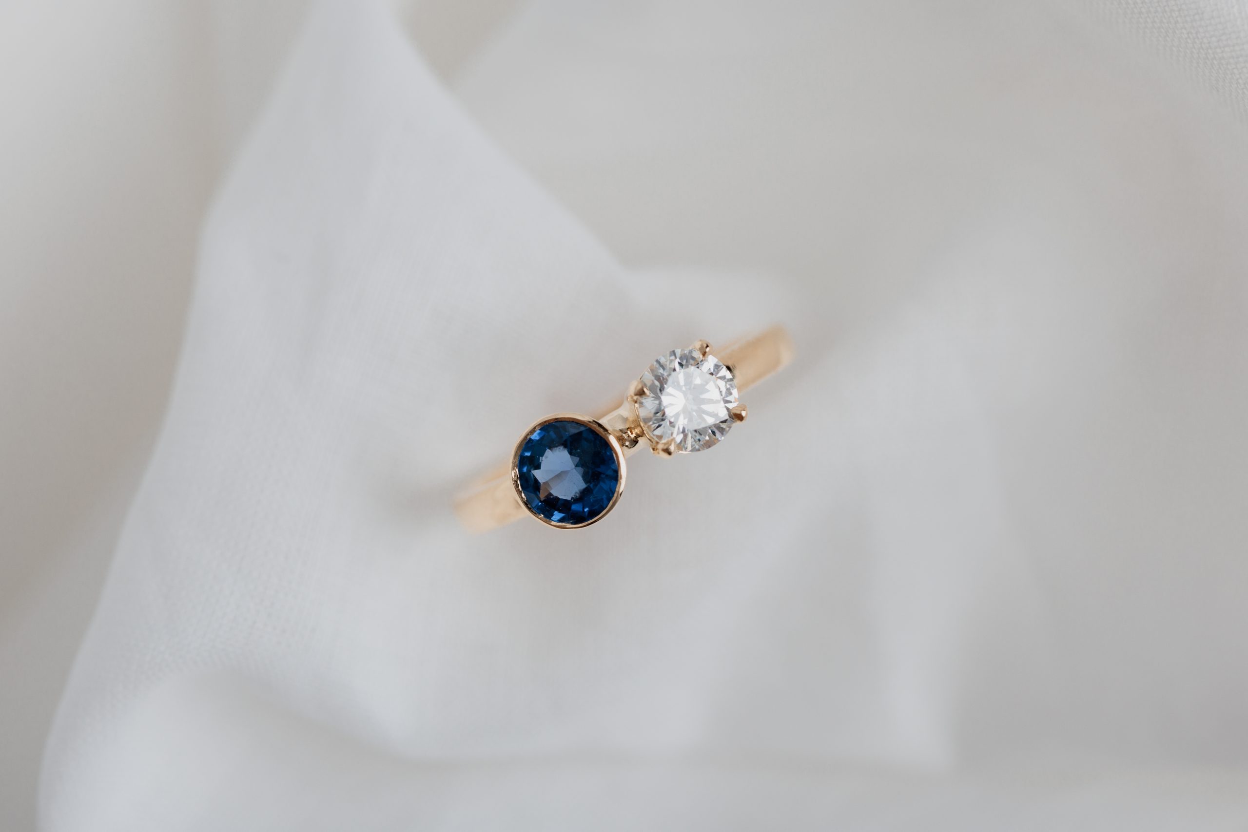 Een nieuwe ring van preloved edelstenen Een nieuwe ring met een diamant en saffier uit oude familiejuwelen