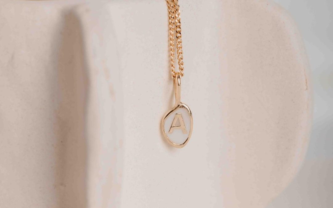 prachtig gouden hangertje met moedermelk