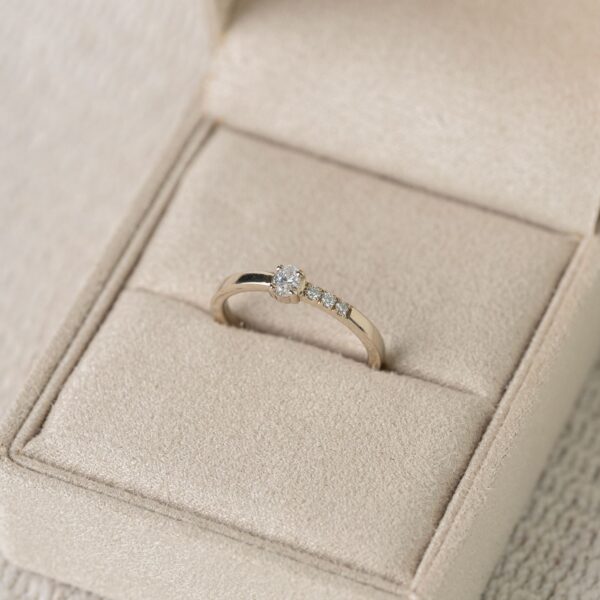 Nora - Solitair Ovaal - 0.13ct