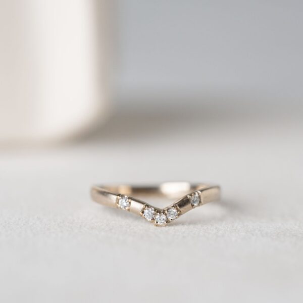 NORA - WITGOUDEN PUNTRING MET 5 DIAMANTEN