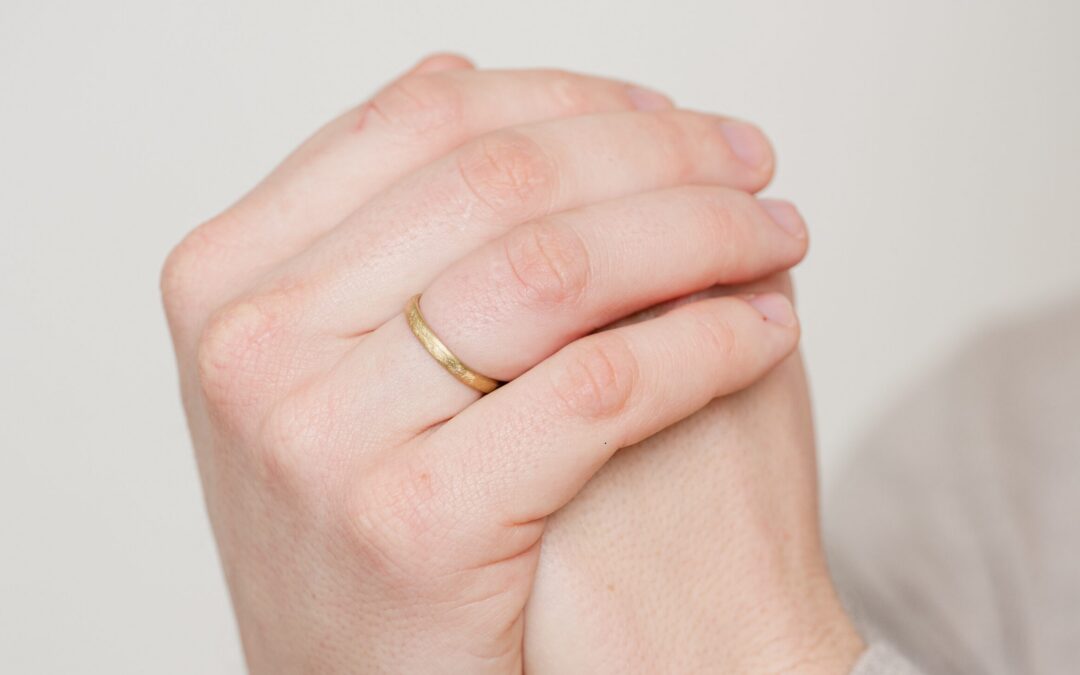 stoere trouwring gekraste afwerking 18kt goud